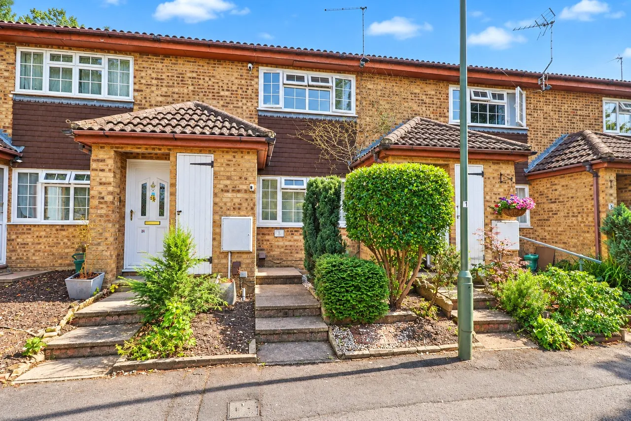 1 bed flat for sale, Bower Court, Woking, GU22