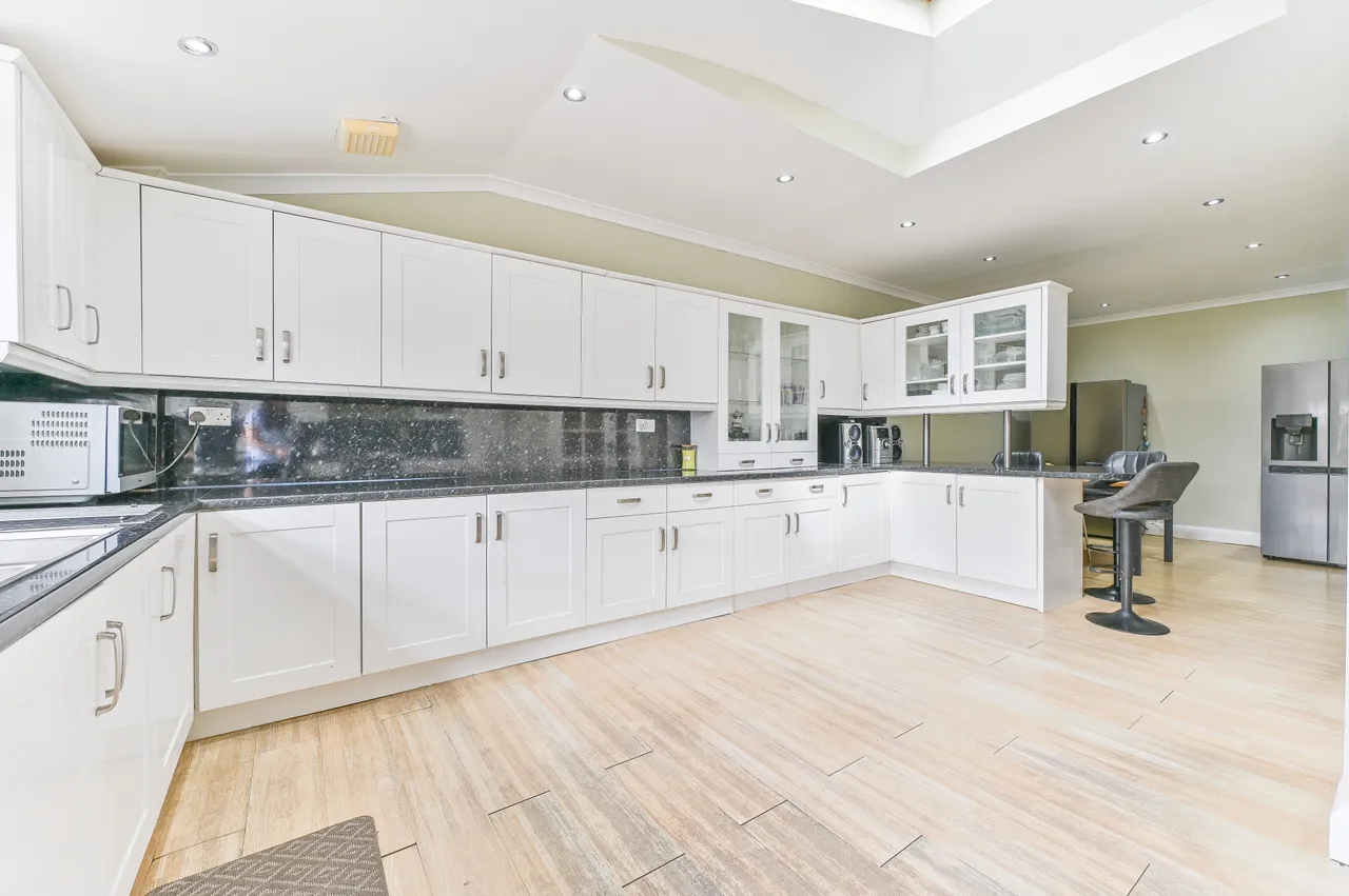 56 Hill Crescent, Worcester Park, photo 3