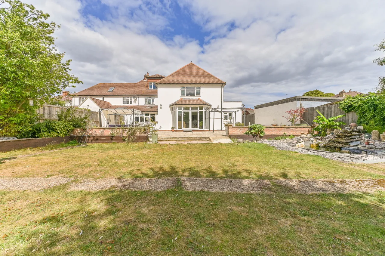 56 Hill Crescent, Worcester Park, photo 11
