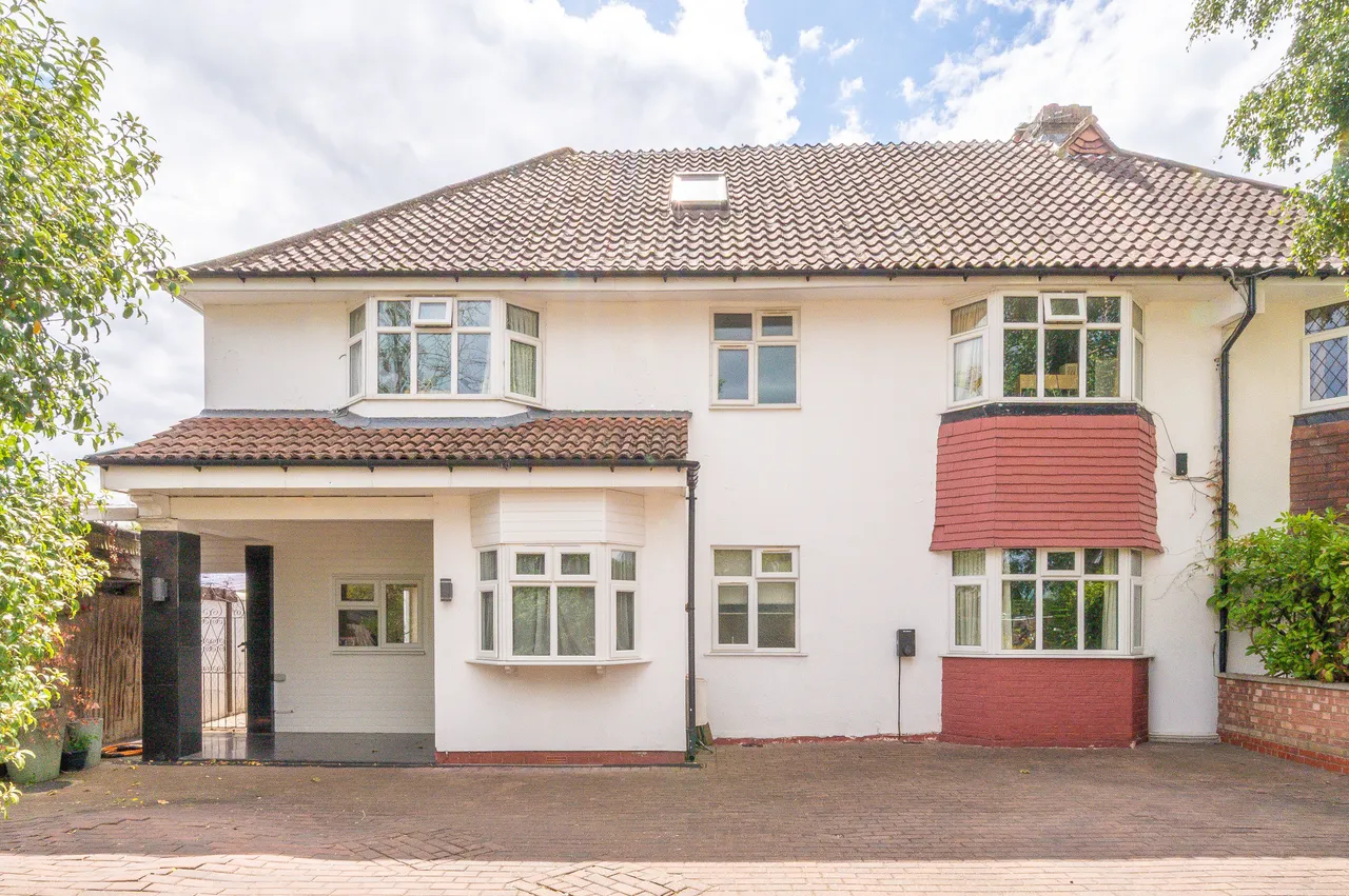 6 bed house for sale — 56 Hill Crescent, Worcester Park