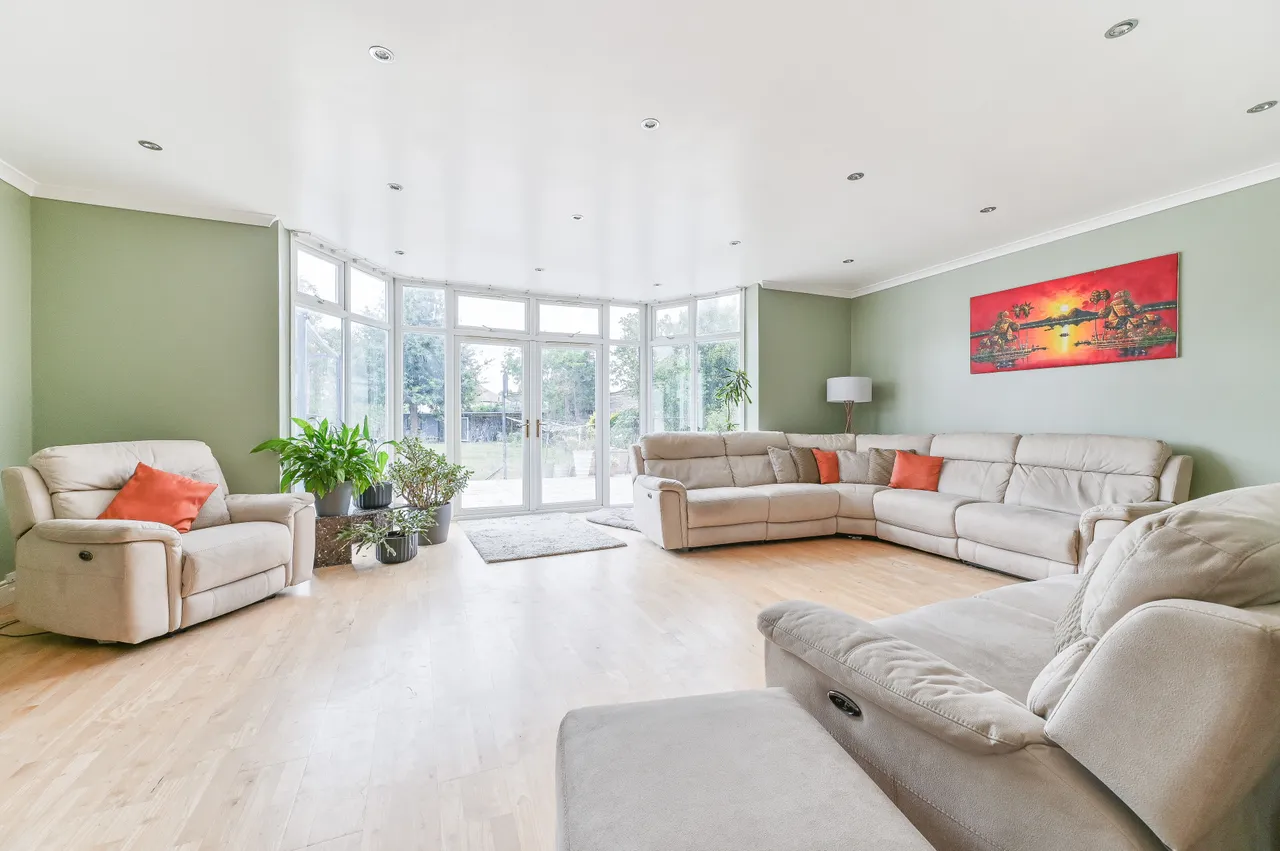 56 Hill Crescent, Worcester Park, photo 4