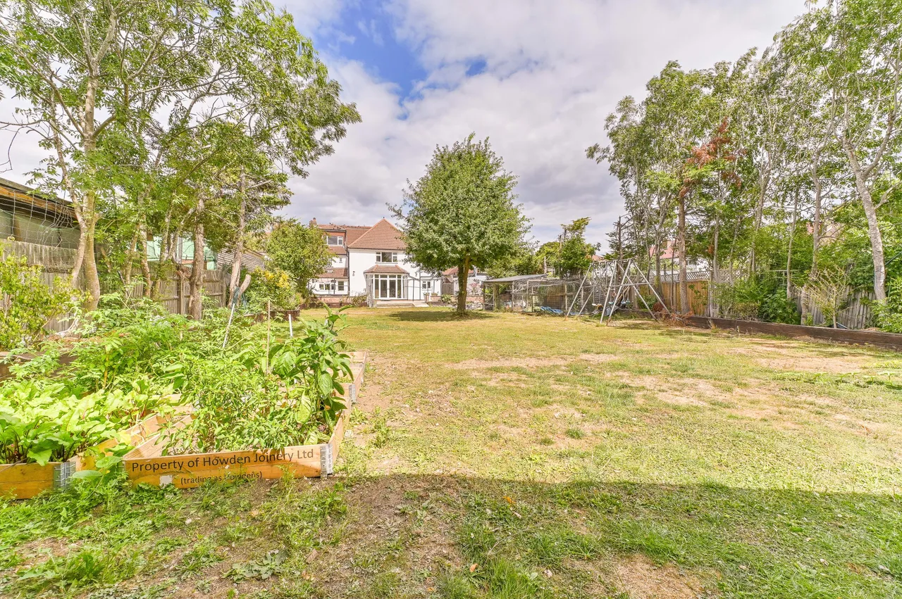 56 Hill Crescent, Worcester Park, photo 5