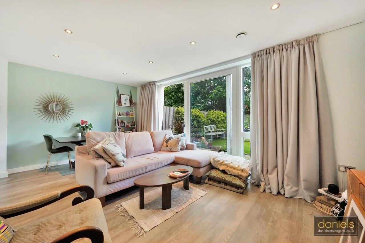 Reservoir Way, Willesden, NW10, photo 9
