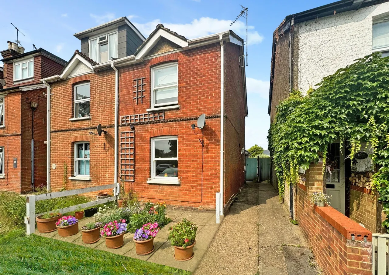 3 bed house to rent, Alfold Road, Cranleigh, GU6