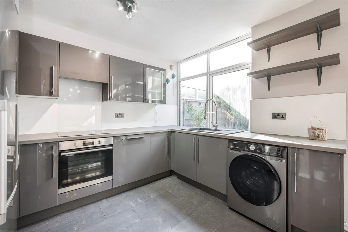 Silver Tree Close, Walton-On-Thames, KT12, photo 3
