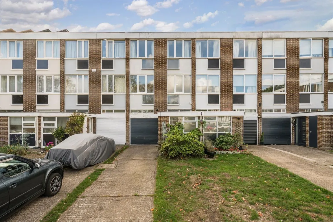 4 bed property to rent, Silver Tree Close, Walton-On-Thames, KT12