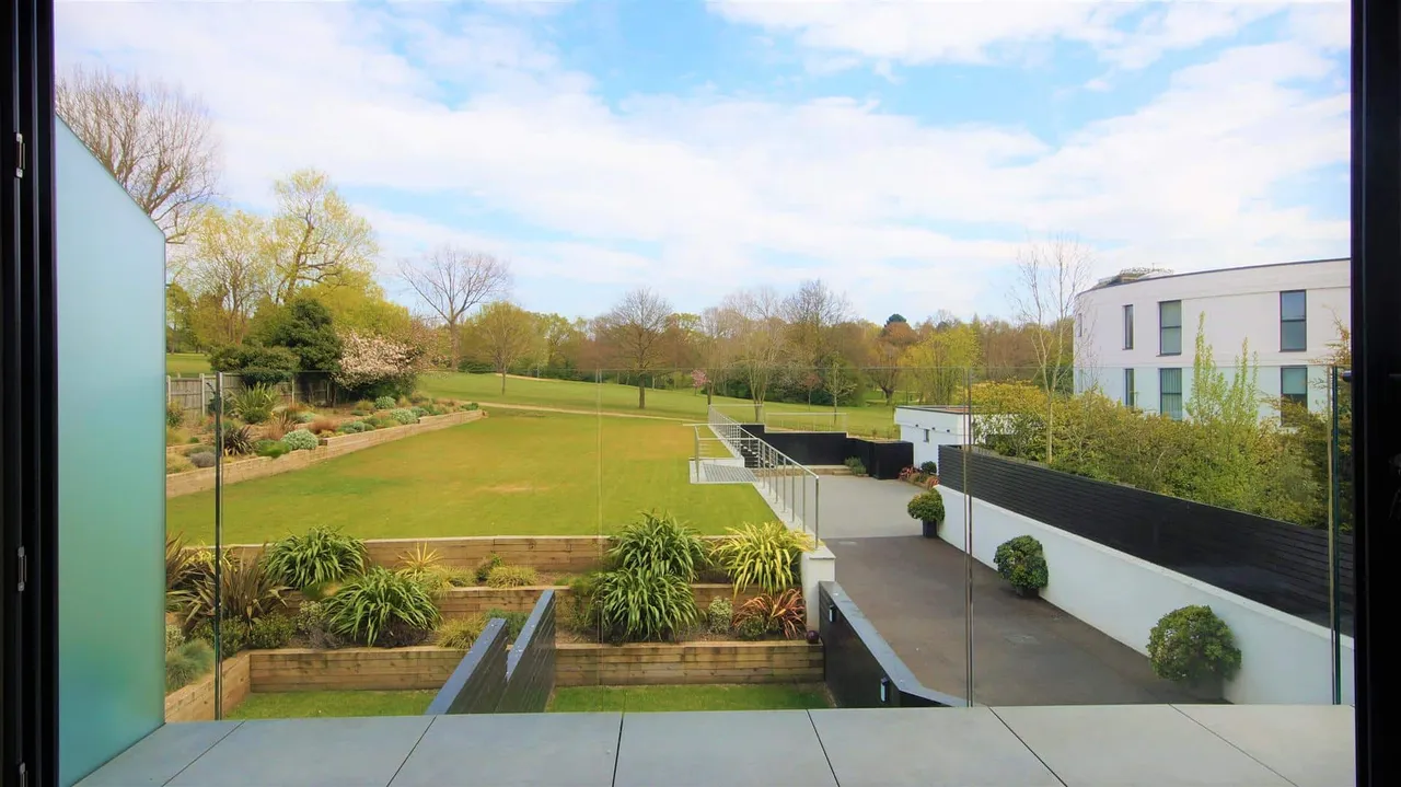 2 bed flat for sale — Westwood House, High Road, Chigwell