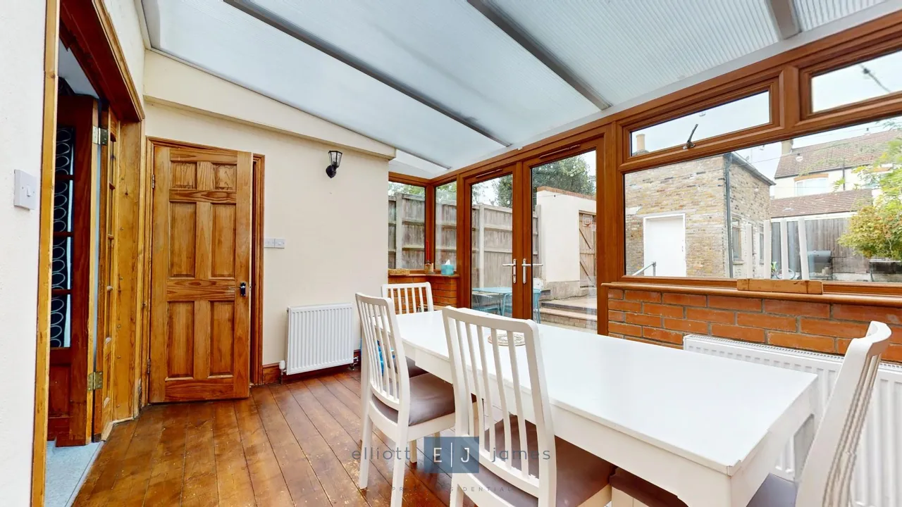 Buckingham Road, London, E18, photo 6