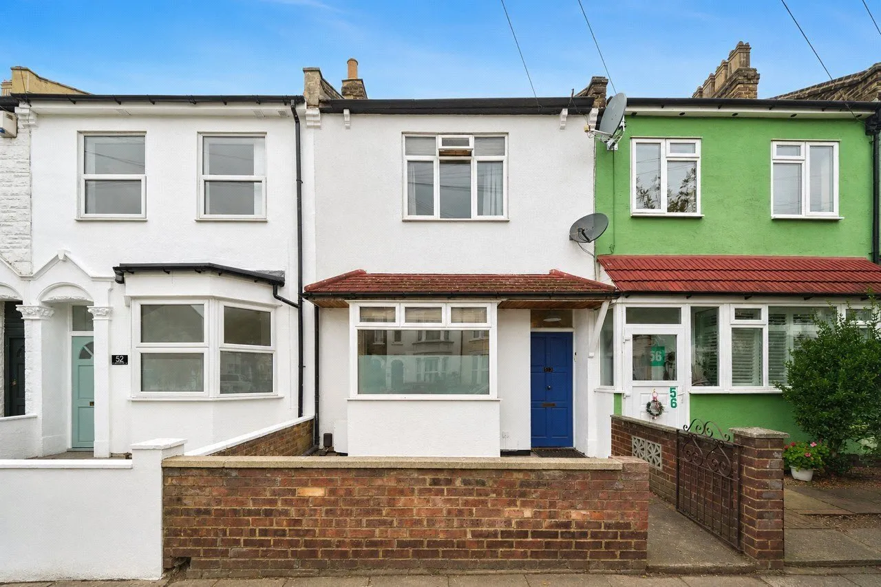 3 bed house for sale — Caistor Park Road, London, E15