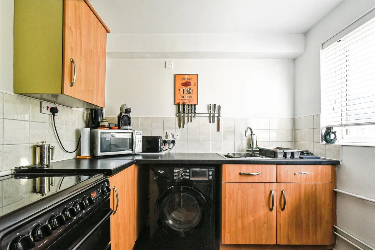 Helmsdale, Swindon, SN25, photo 7