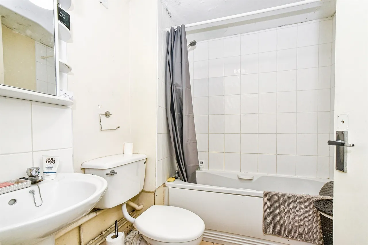 Helmsdale, Swindon, SN25, photo 13