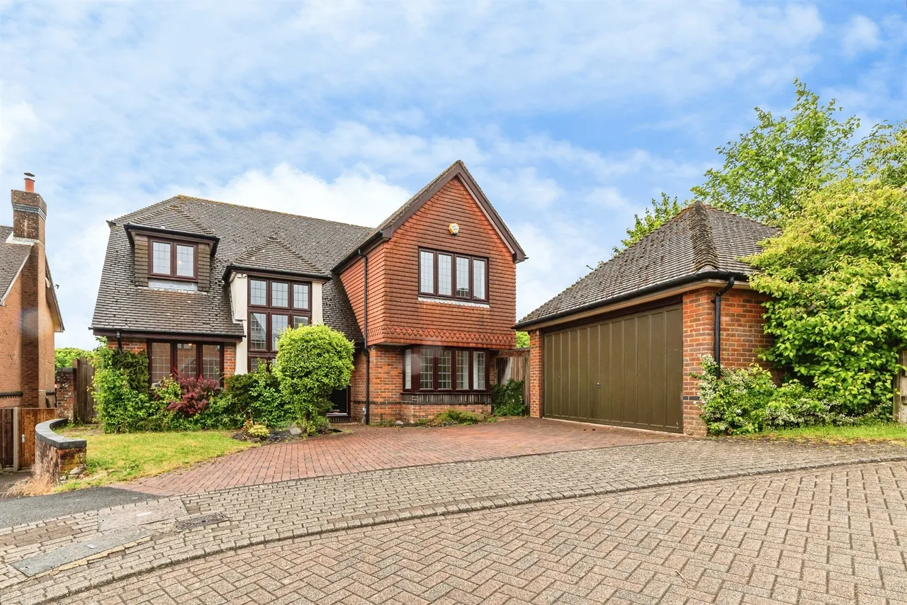 4 bed house for sale — Grosvenor Close, Hatch Warren, Basingstoke