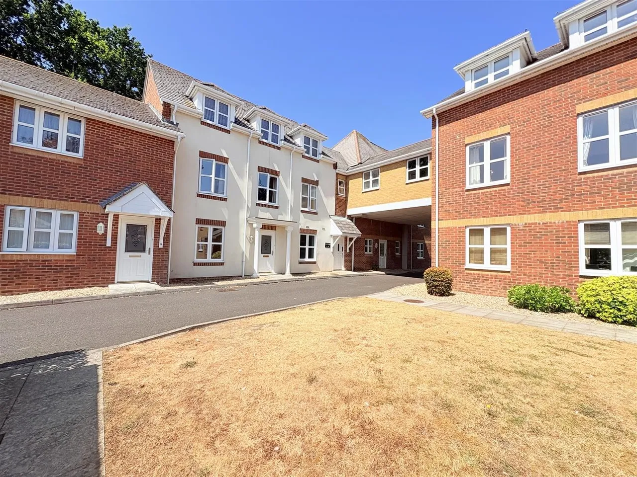 3 bed flat for sale — Solent Court, Bells Lane, Stubbington, Fareham