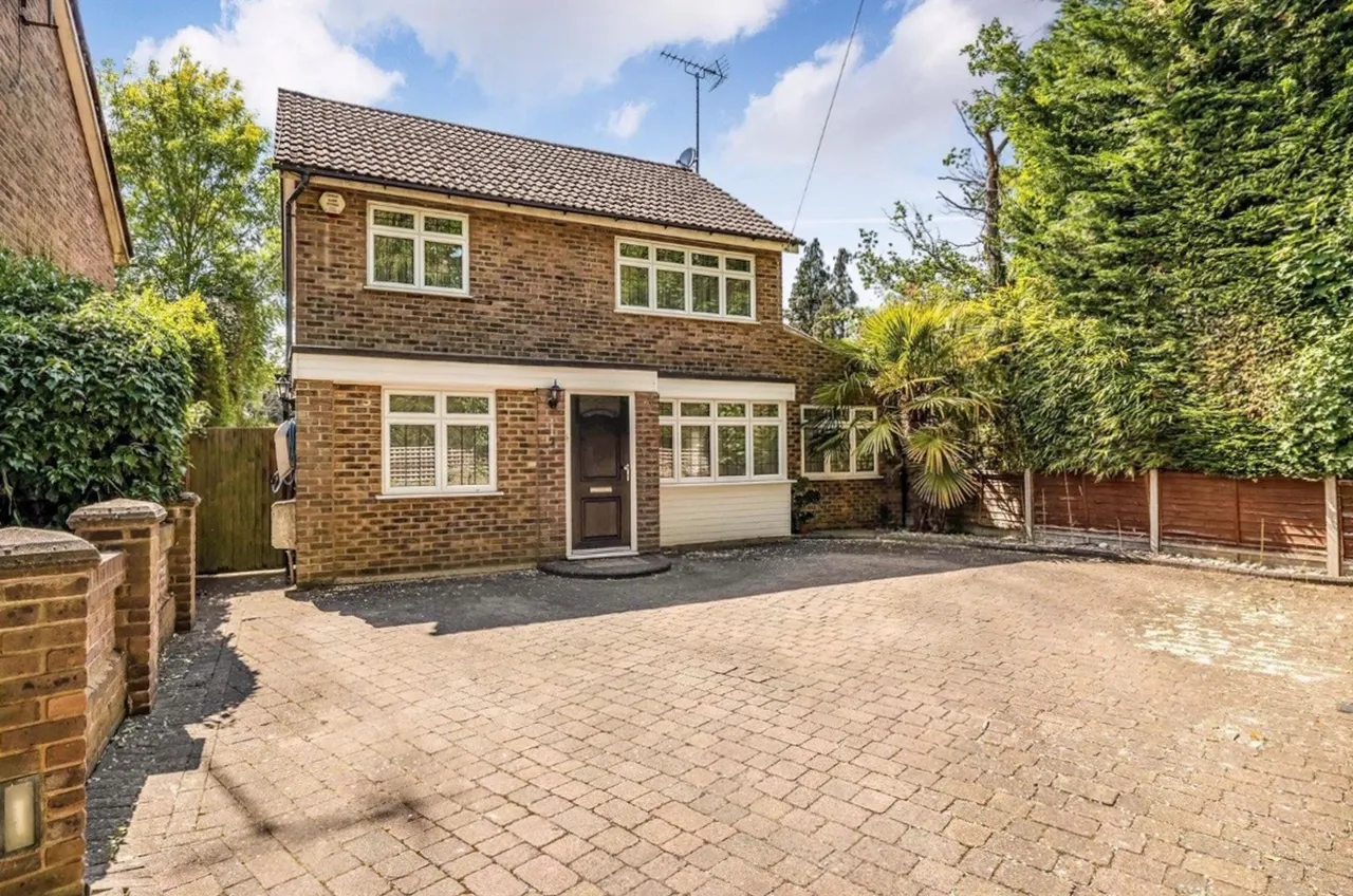 4 bed house for sale — 2 Acacia Close, Stanmore