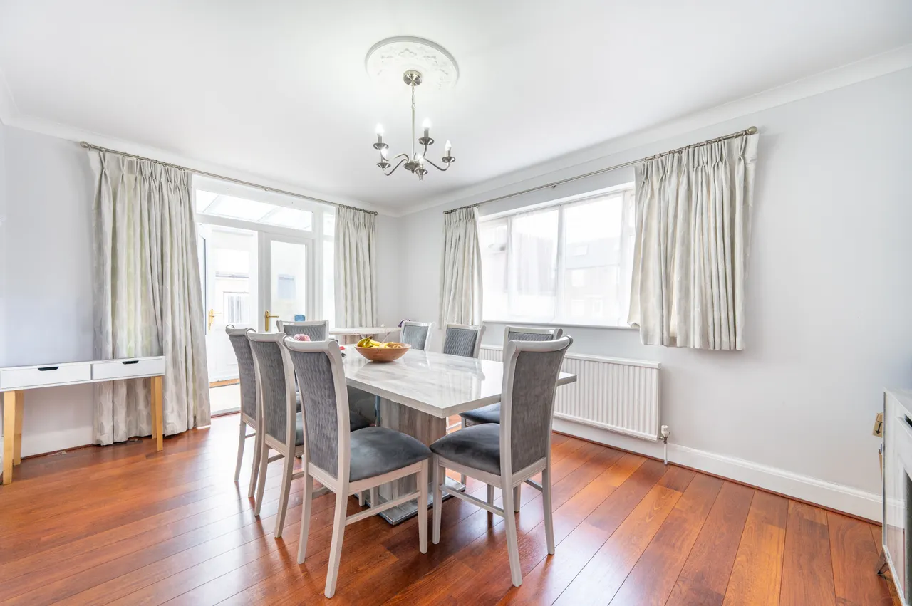 82 Oxgate Gardens, London, photo 4