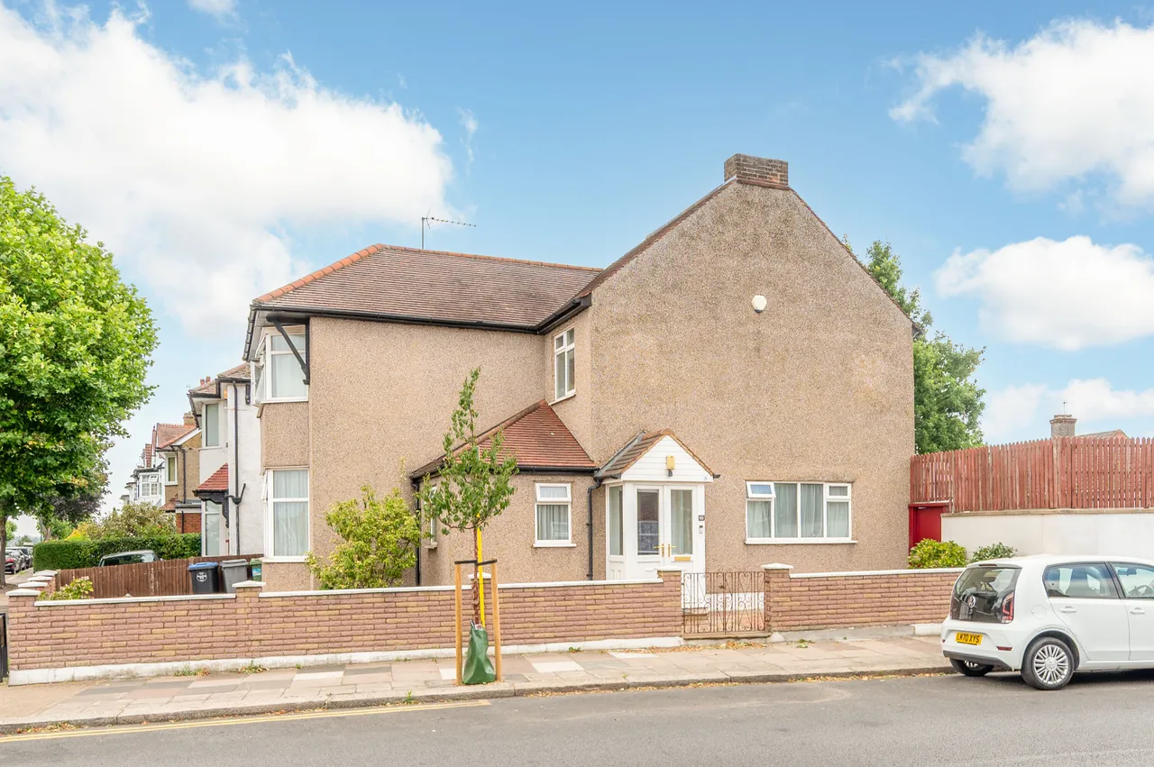 82 Oxgate Gardens, London, photo 2