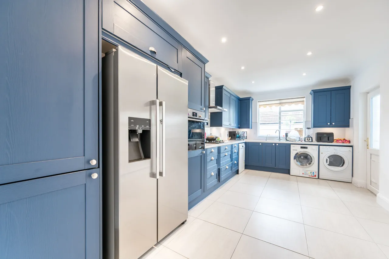82 Oxgate Gardens, London, photo 5