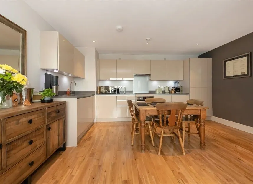 Streatham High Road, Streatham, SW16, photo 2