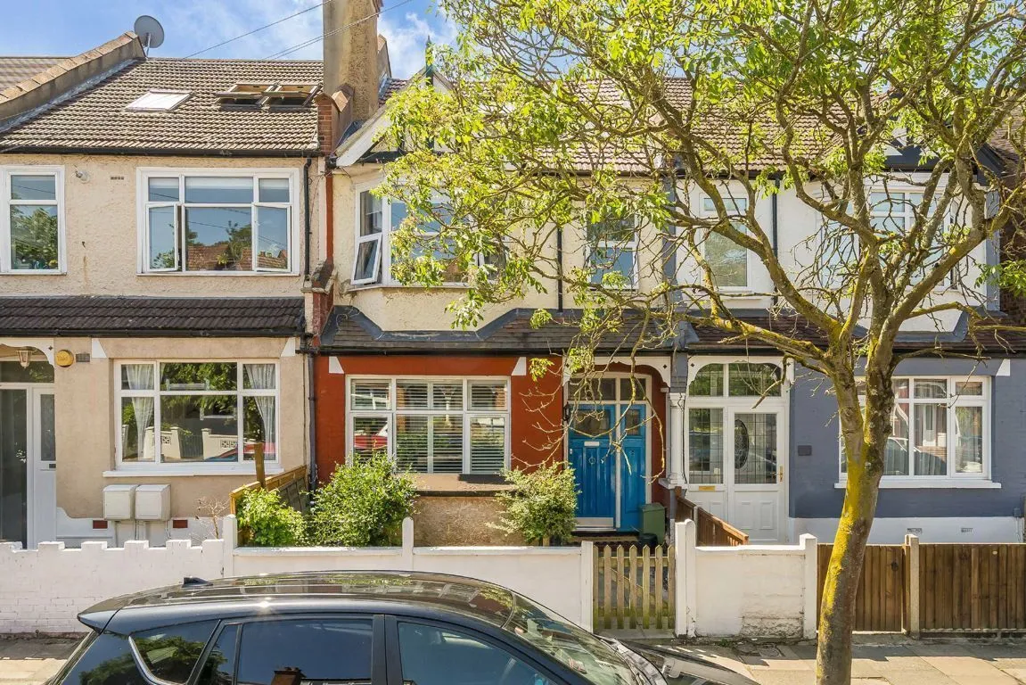 4 bed property for sale, Links Road, SW17