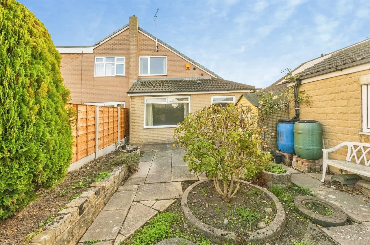 Carlinghow Lane, Batley, WF17, photo 8