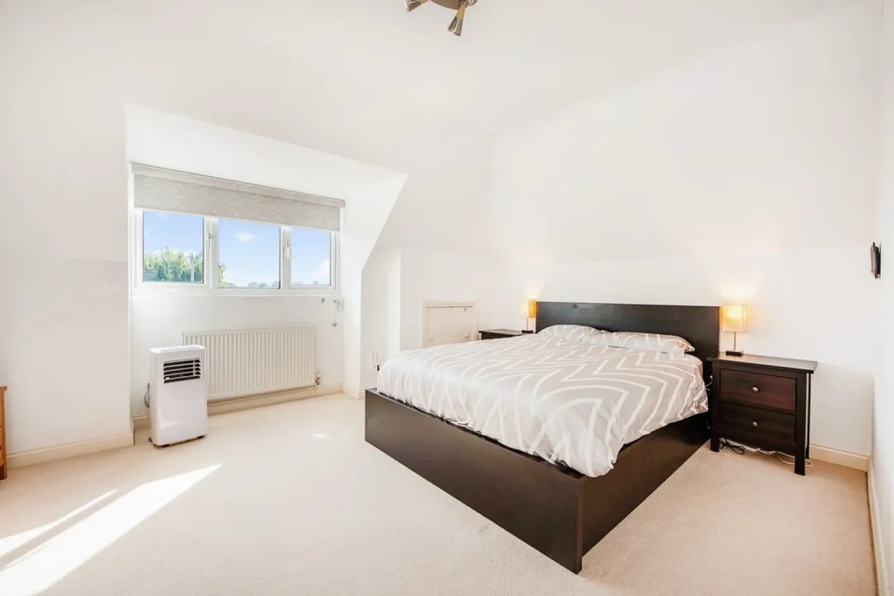 Mount Close, Bereweeke, SO22, photo 24