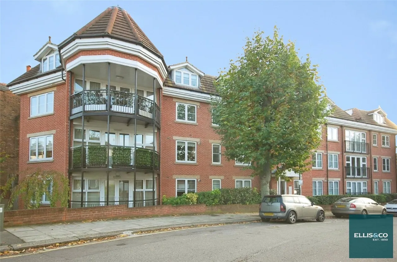 2 bed flat to rent, The Grove, London, N3