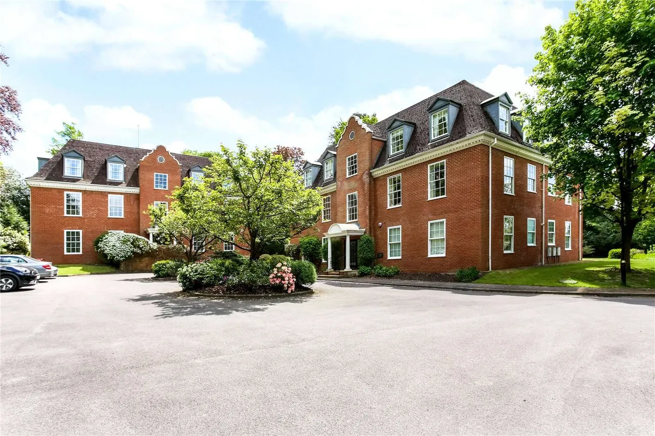 3 bed flat for sale — Hillside Park, Sunningdale, Ascot, Berkshire, SL5 9RP