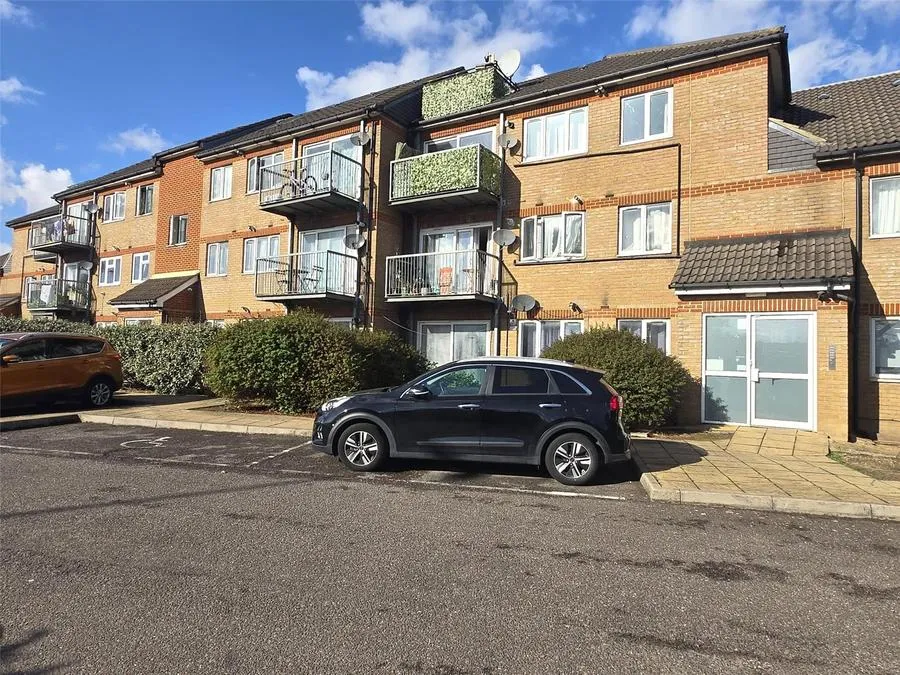 2 bed flat to rent, Castle Road, Dagenham, RM9