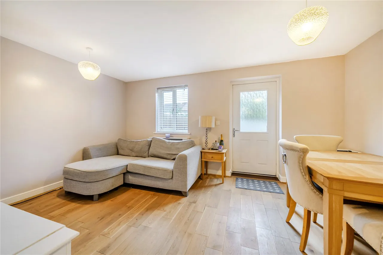 Lucas Drive, West End, Woking, Surrey, GU24 9GG, photo 3
