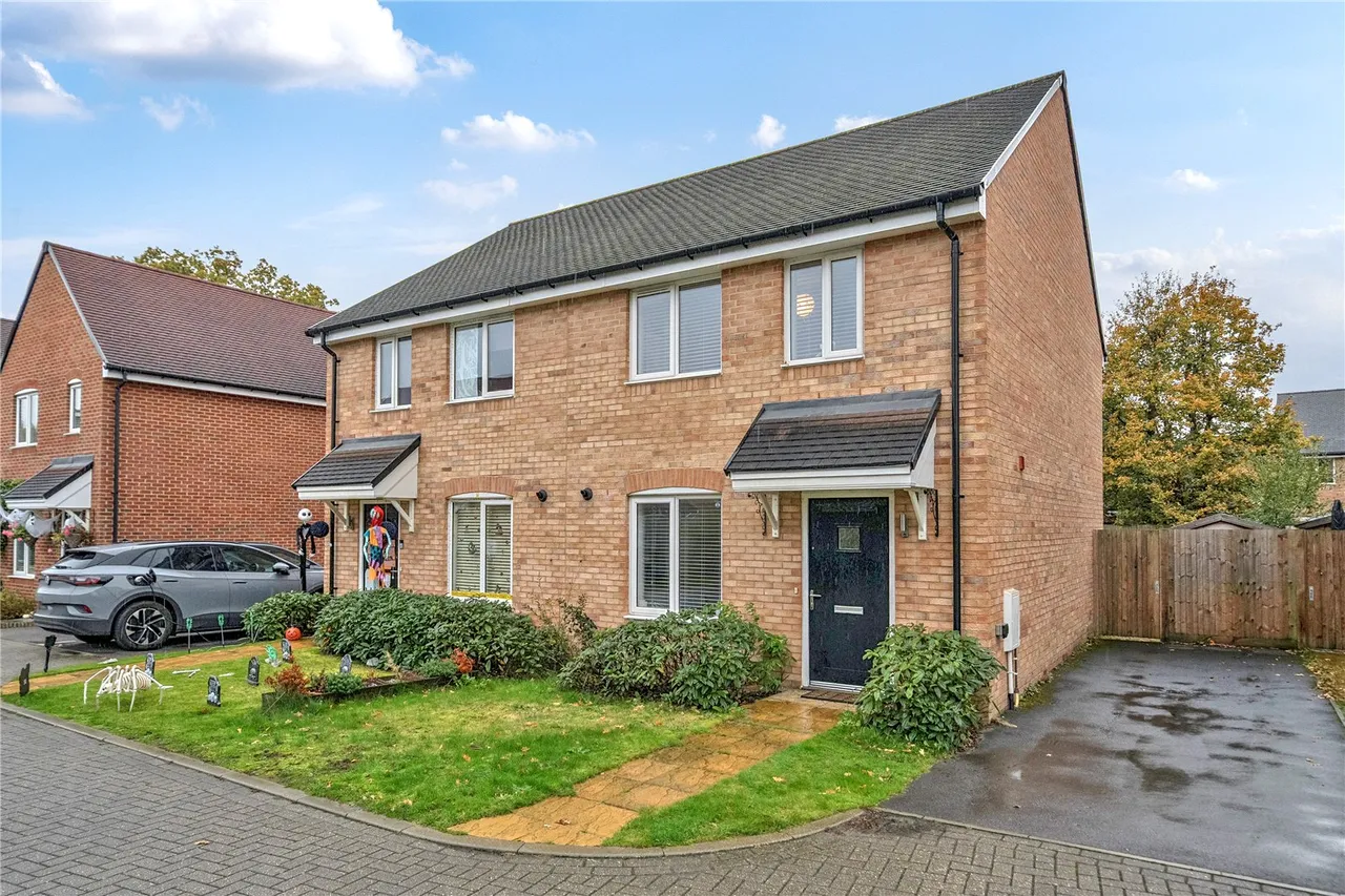 2 bed house for sale — Lucas Drive, West End, Woking, Surrey, GU24 9GG