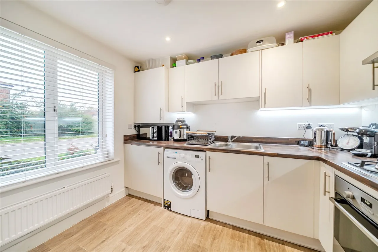 Lucas Drive, West End, Woking, Surrey, GU24 9GG, photo 6