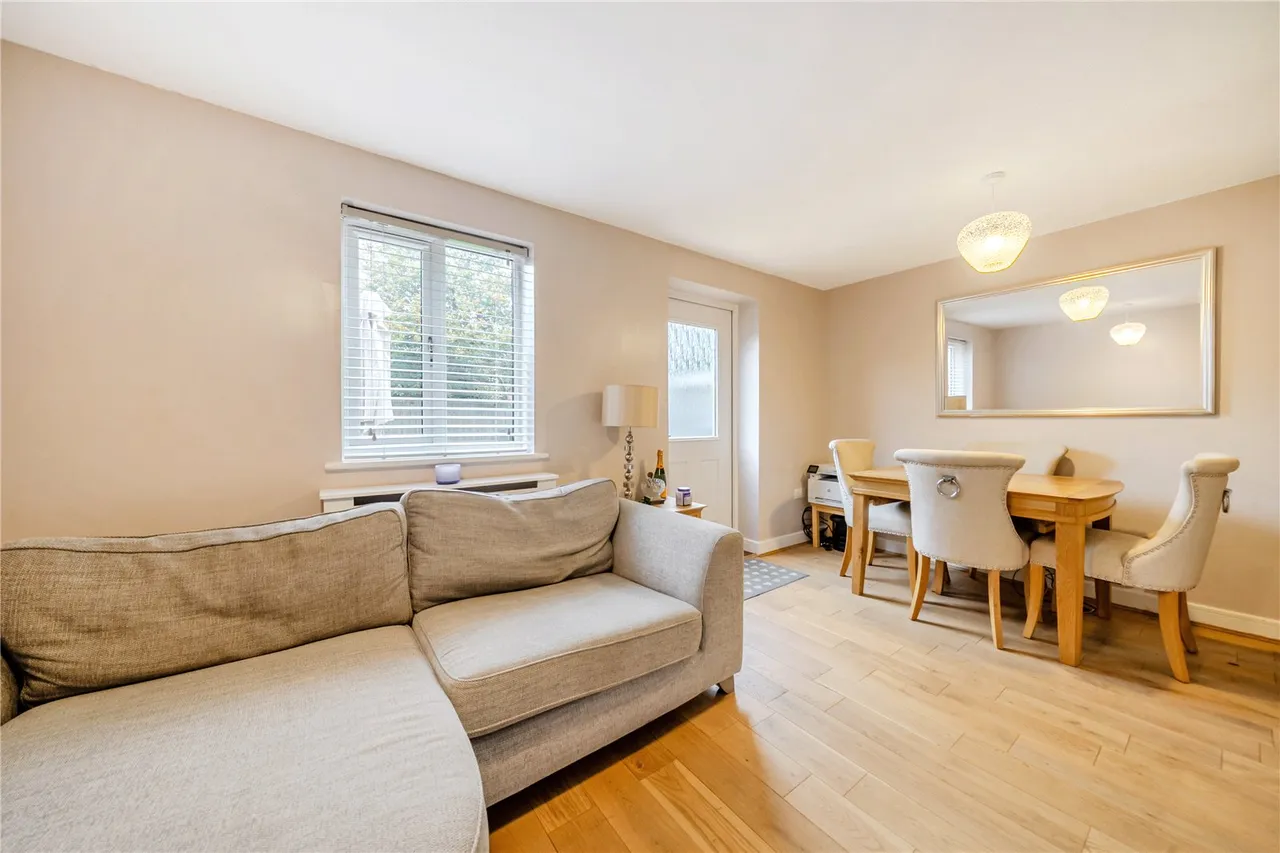 Lucas Drive, West End, Woking, Surrey, GU24 9GG, photo 2