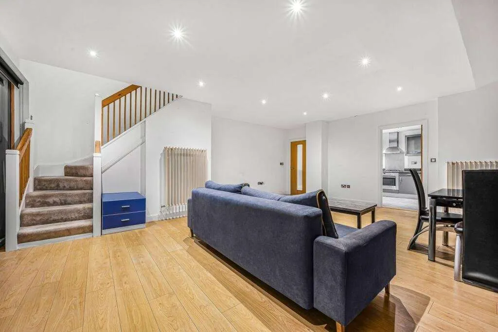 Hanover Avenue, London, E16, photo 2
