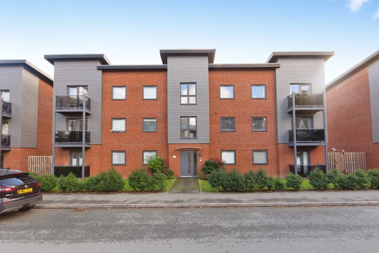 2 bed flat for sale, Newman Square, Shirley, B90