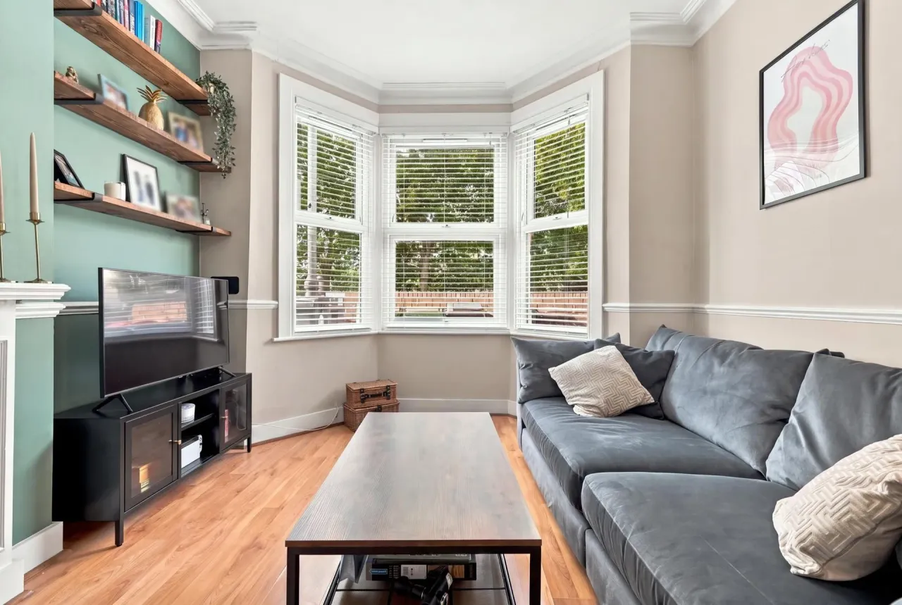High Road, Leyton, E10, photo 2