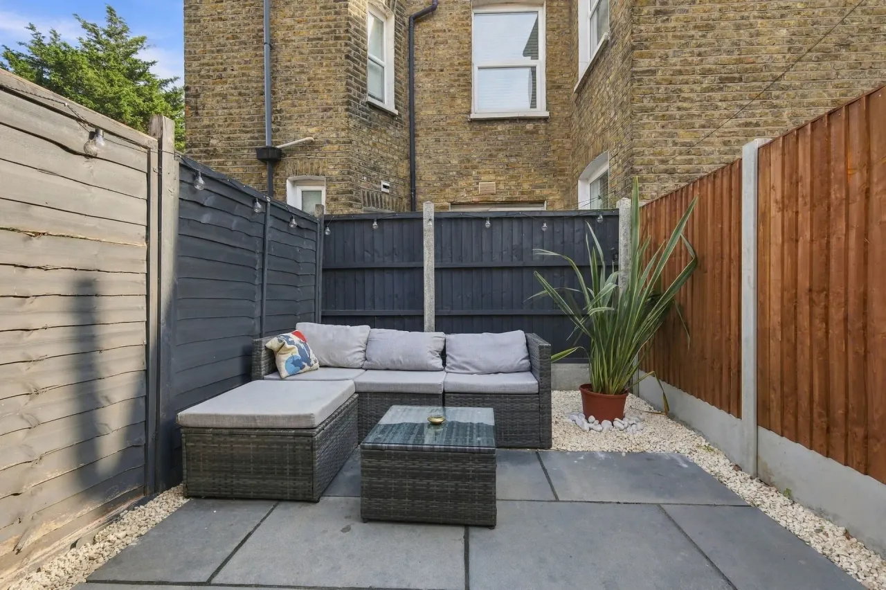 High Road, Leyton, E10, photo 17