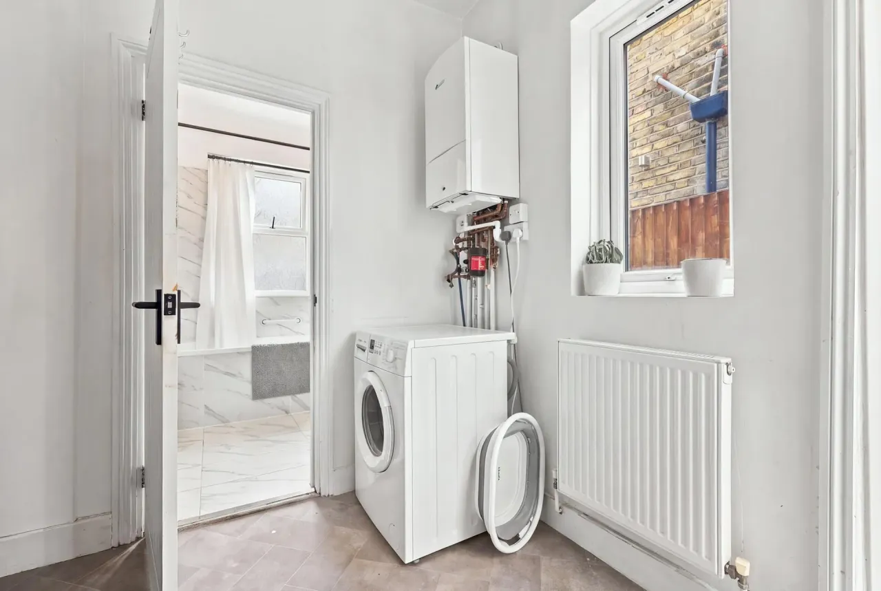 High Road, Leyton, E10, photo 14