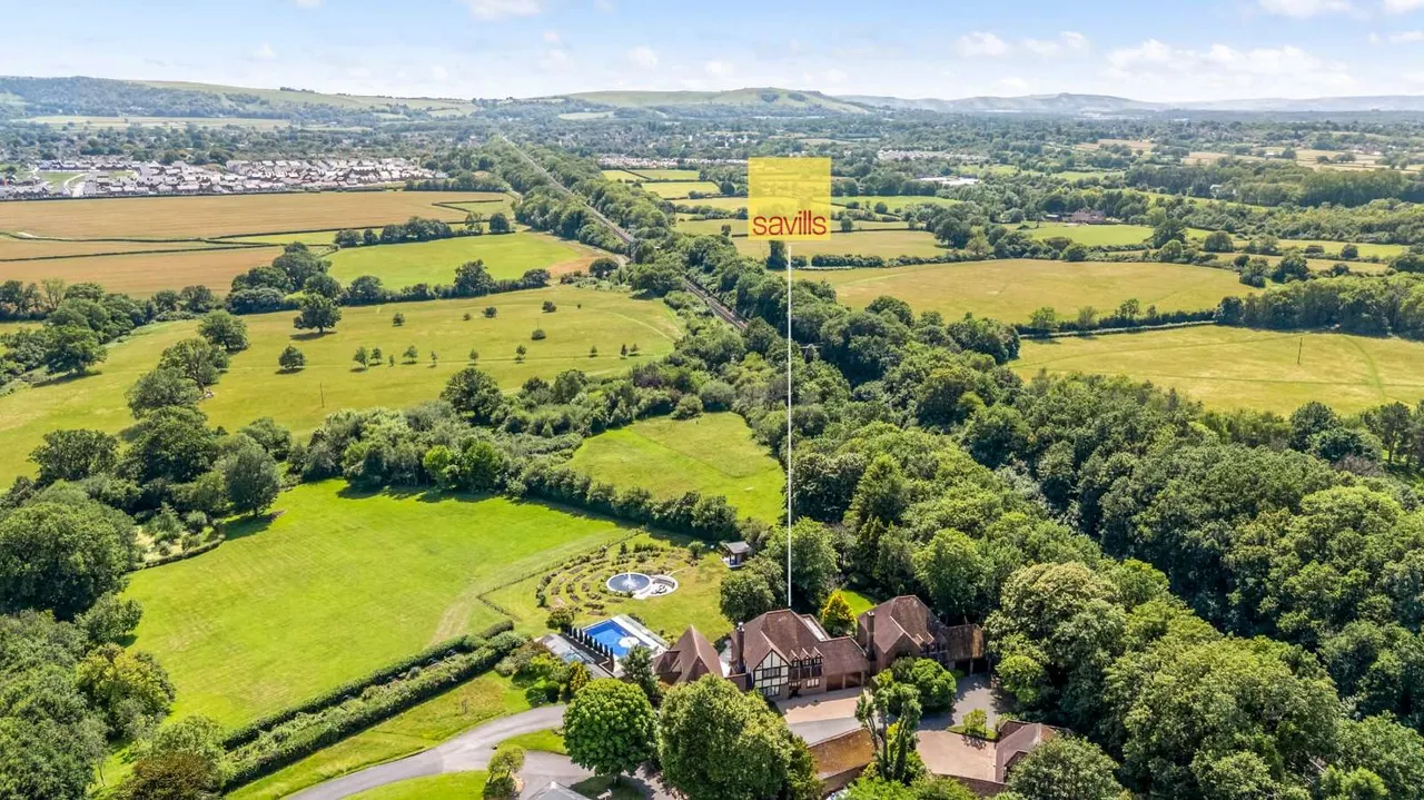 4 bed house for sale — Franklands Gardens, Burgess Hill, West Sussex, RH15 0UJ