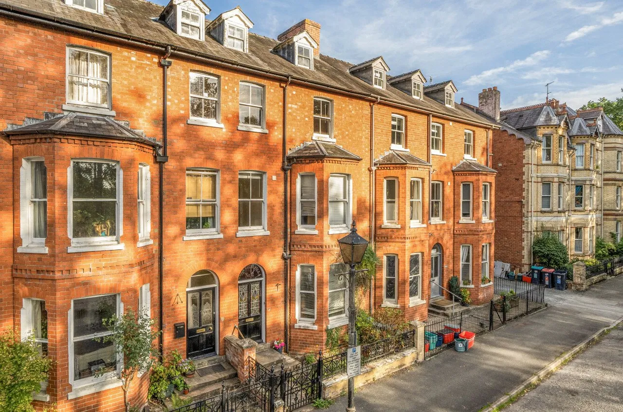 7 bed house for sale, Park Terrace, Llandrindod Wells, LD1
