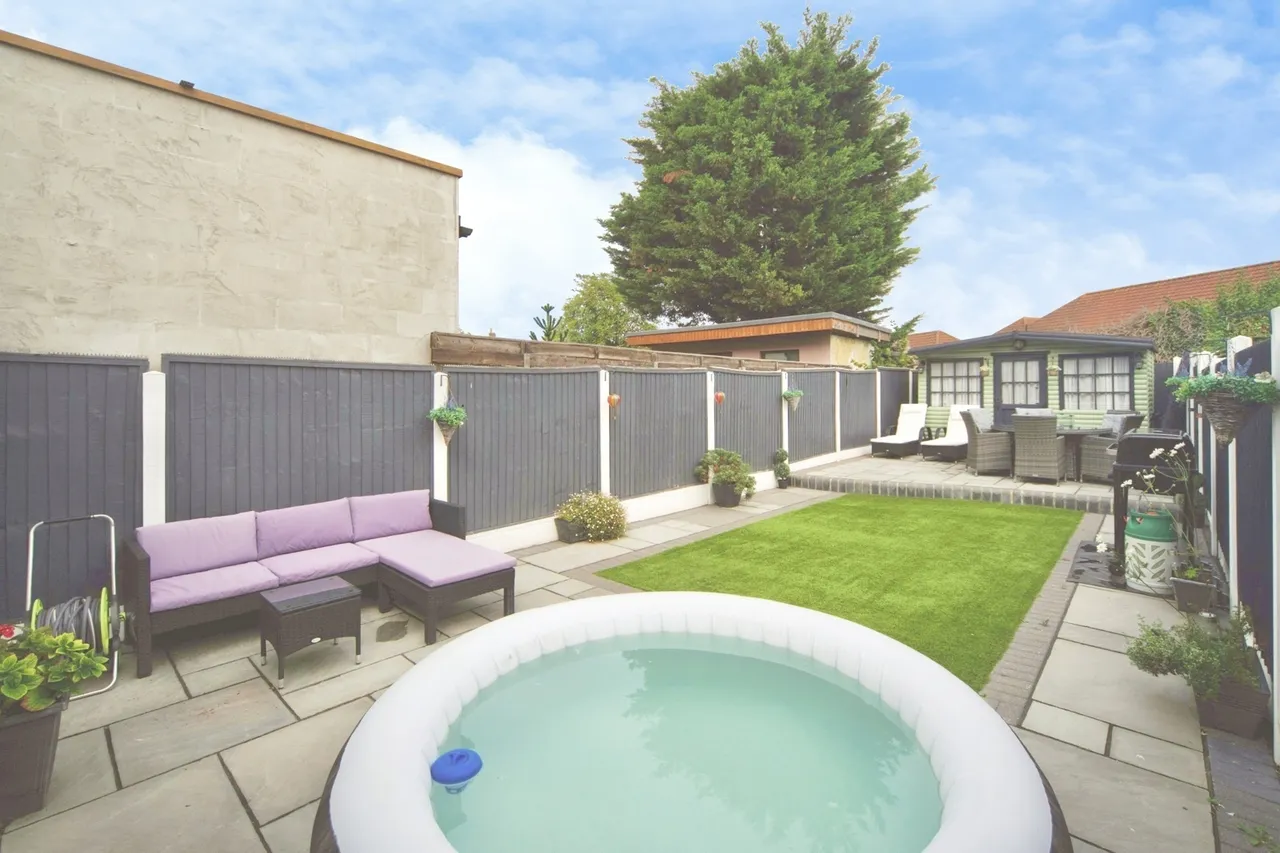 Hatfield Road, Dagenham, Essex, RM9, photo 2