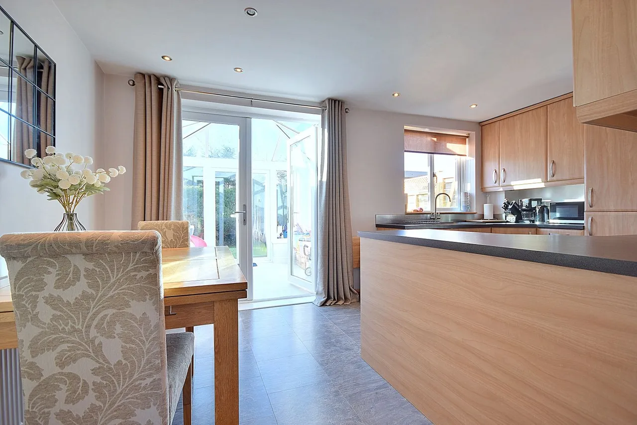Lilac Close, Clifton, HD6, photo 3
