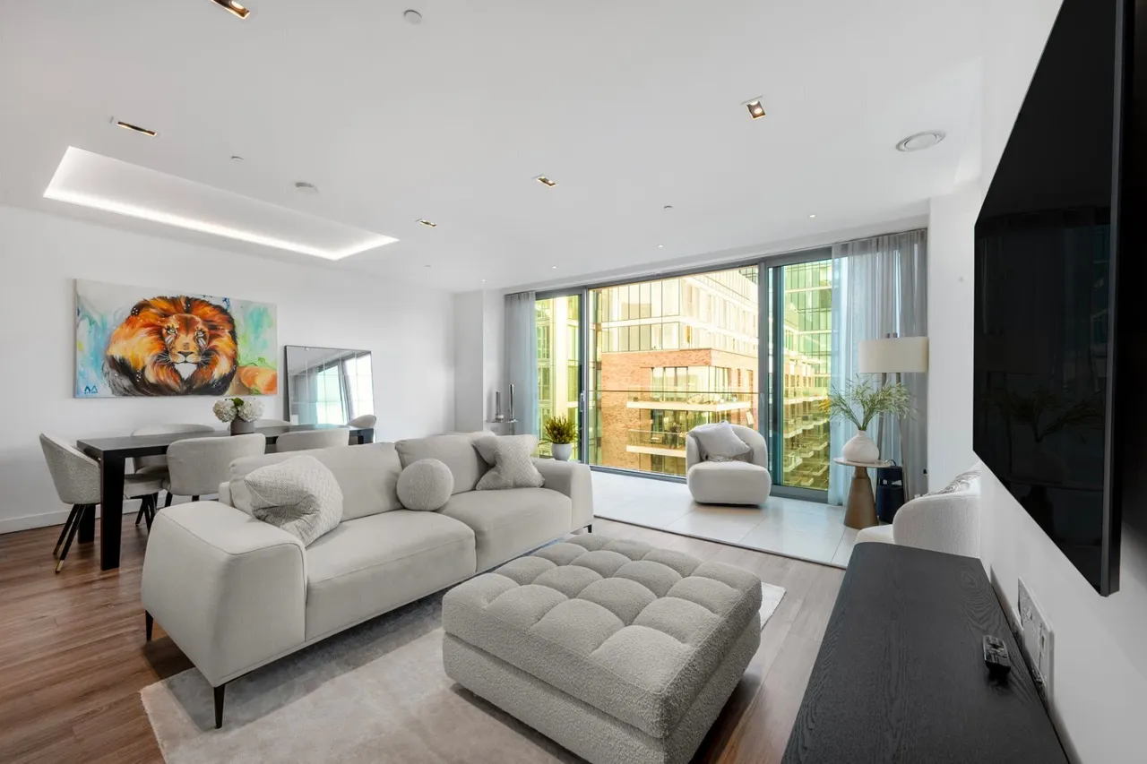 3 bed flat to rent, Piazza Walk, London, E1