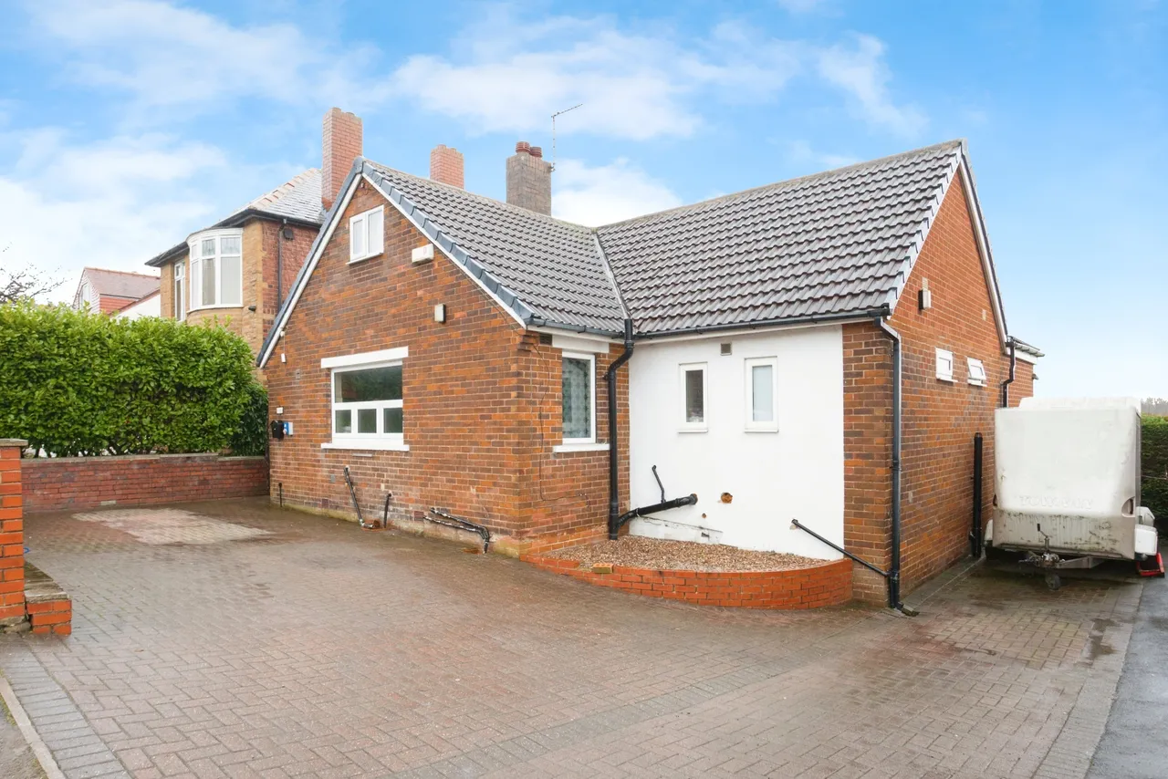 4 bed house for sale, Leeds Road, Dewsbury, WF12
