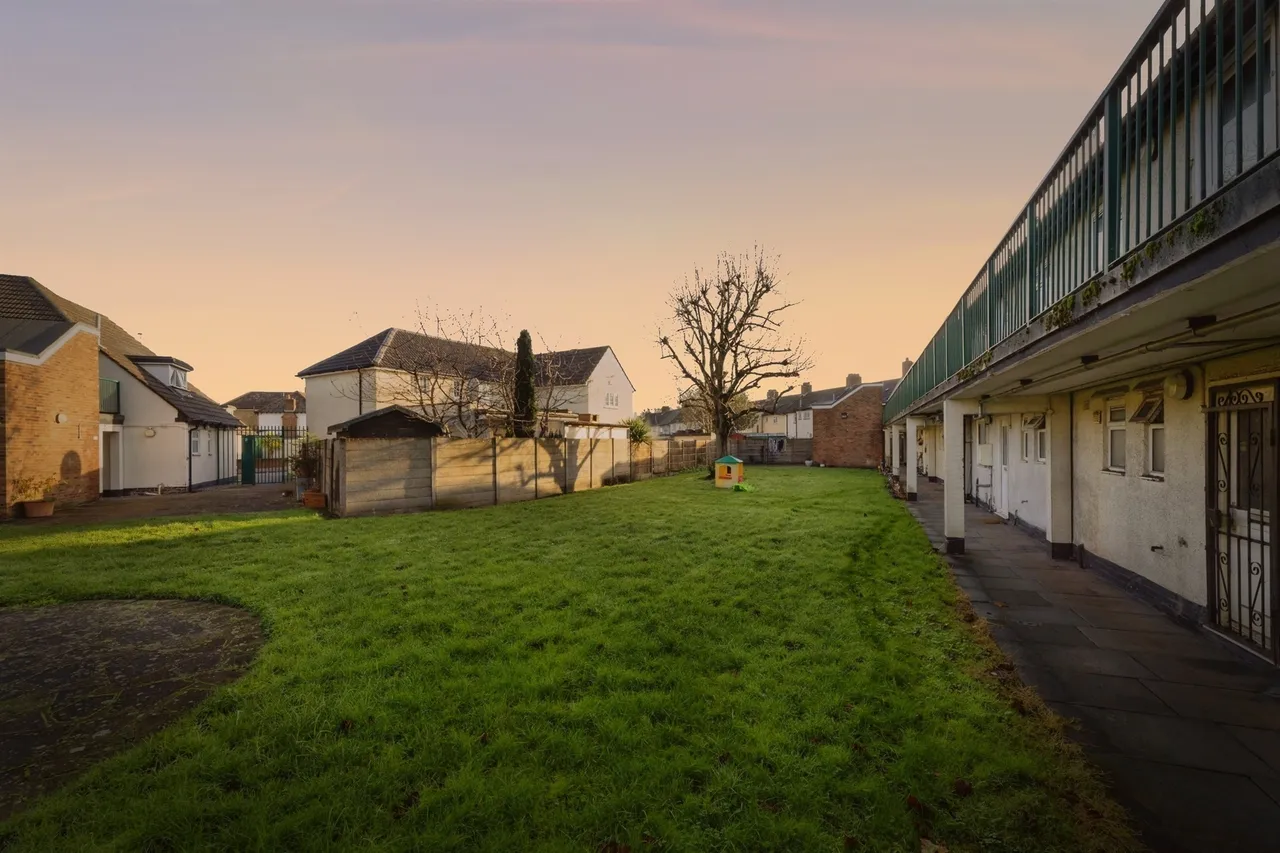 Alfreds Gardens, Barking, photo 8