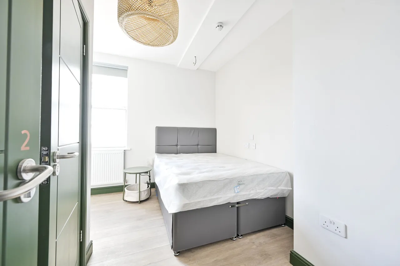 flat to rent — Room 2, Flat B, 152 Clapham High Street, London