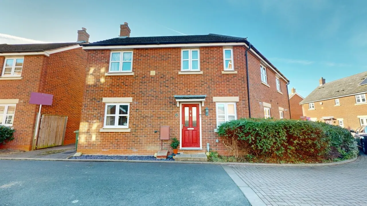 3 bed house to rent — Persimmon Gardens, Cheltenham, Glos