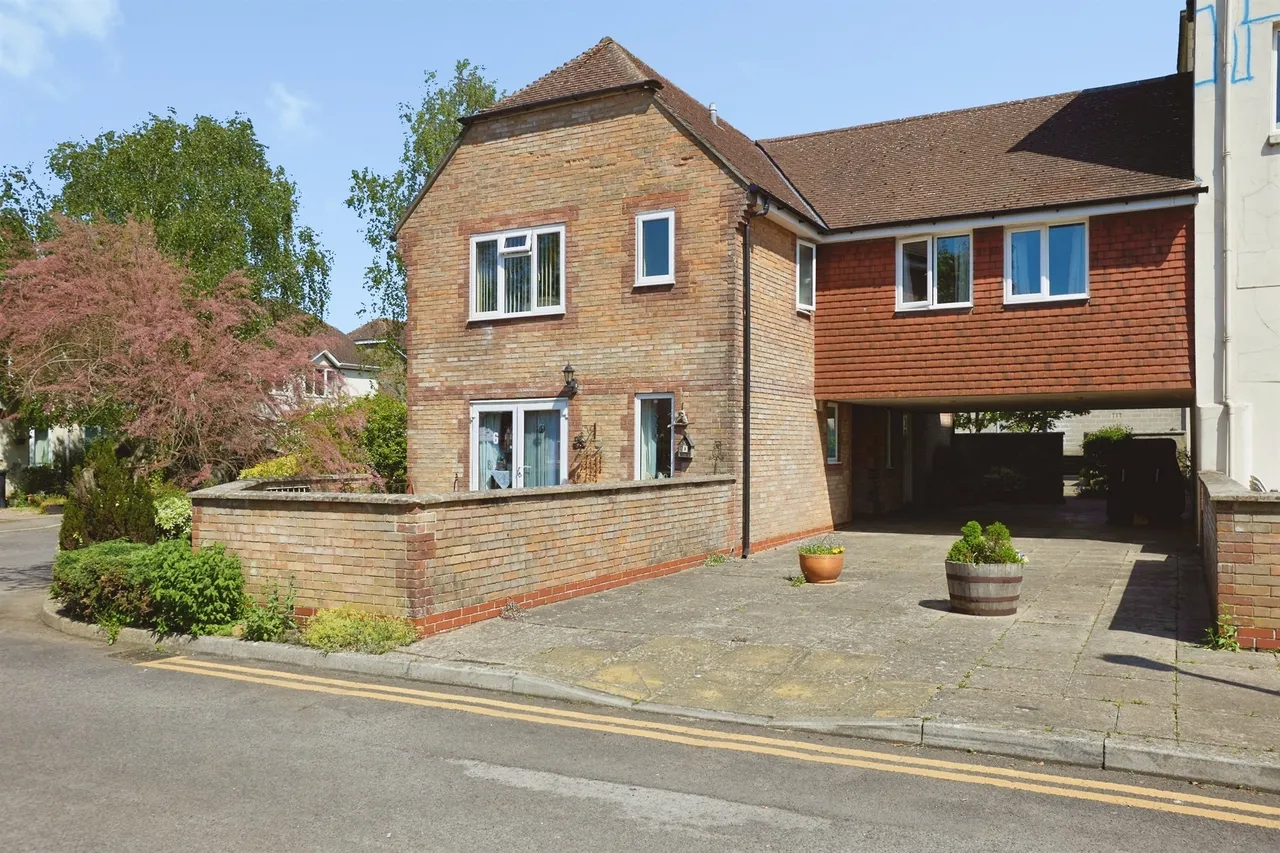 2 bed flat for sale, Milford Court, Gillingham, SP8