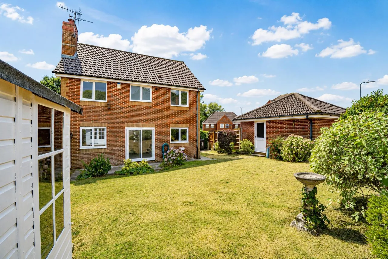 Ashdown Close, St. Leonards-On-Sea, photo 8