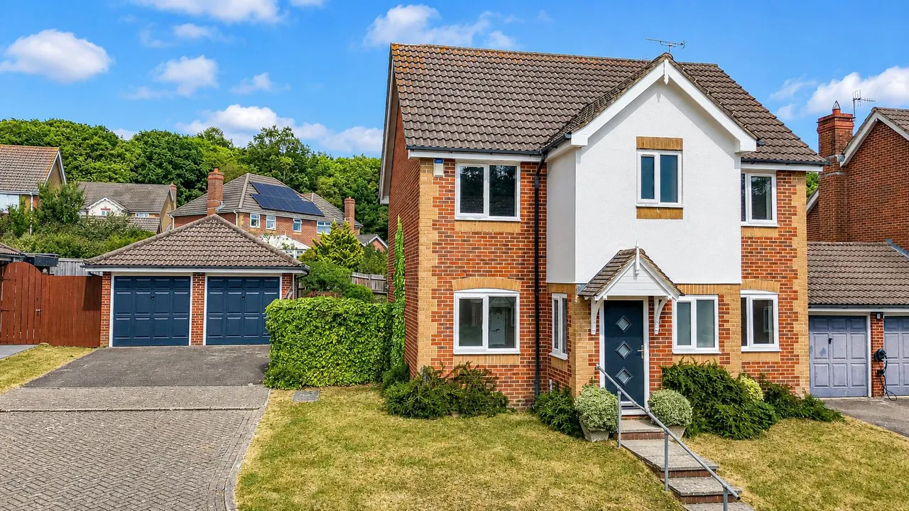 Ashdown Close, St. Leonards-On-Sea, photo 25