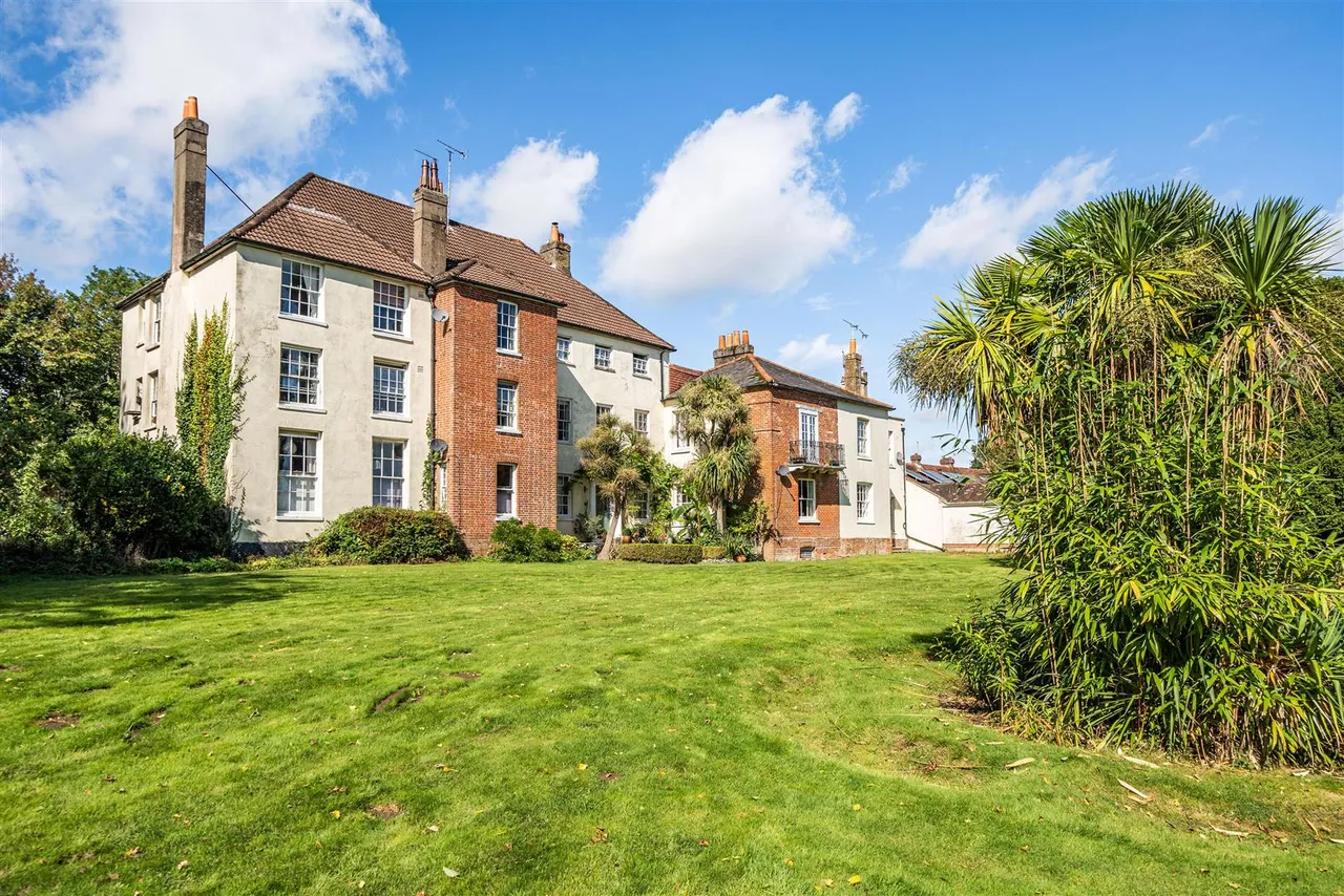 2 bed flat for sale — Titchfield Lane, Wickham